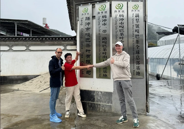 Tengchong meets Moscow — a photograph from our company archive